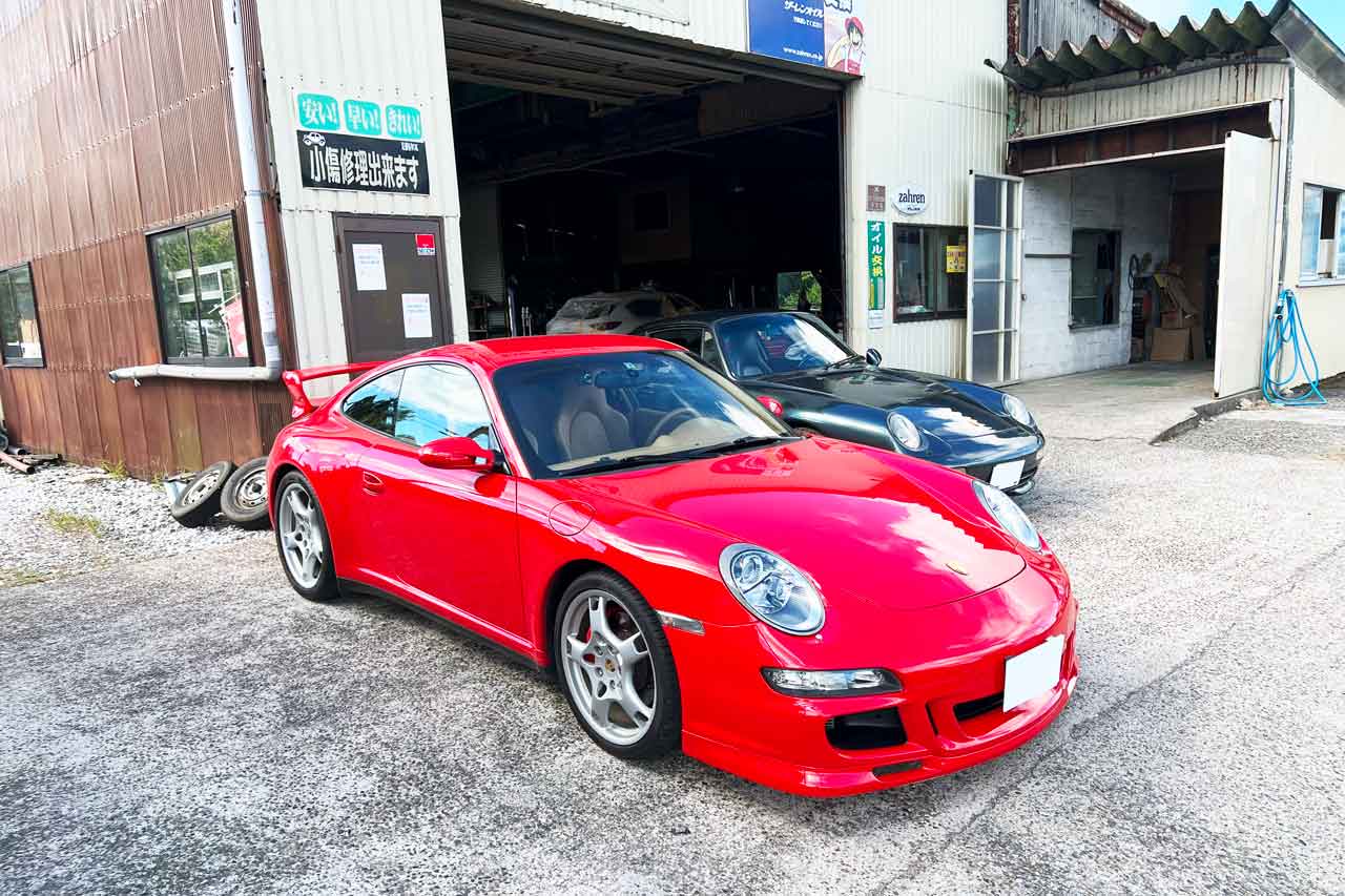 社屋外観と車